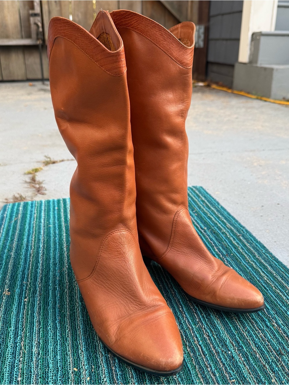 Get the look! VTG 1980s Gloria Vanderbilt western/slouch tan boots W 6/6.5
